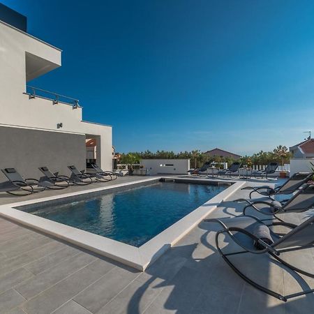 Villa Magnifica Apartments With Pool โนวาลยา ภายนอก รูปภาพ