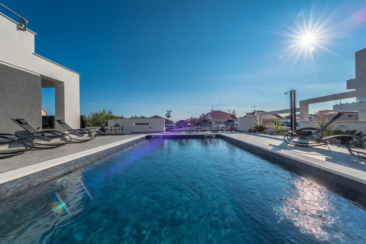Villa Magnifica Apartments With Pool โนวาลยา ภายนอก รูปภาพ
