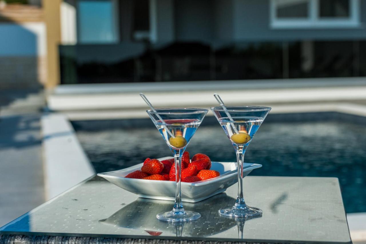 Villa Magnifica Apartments With Pool โนวาลยา ภายนอก รูปภาพ