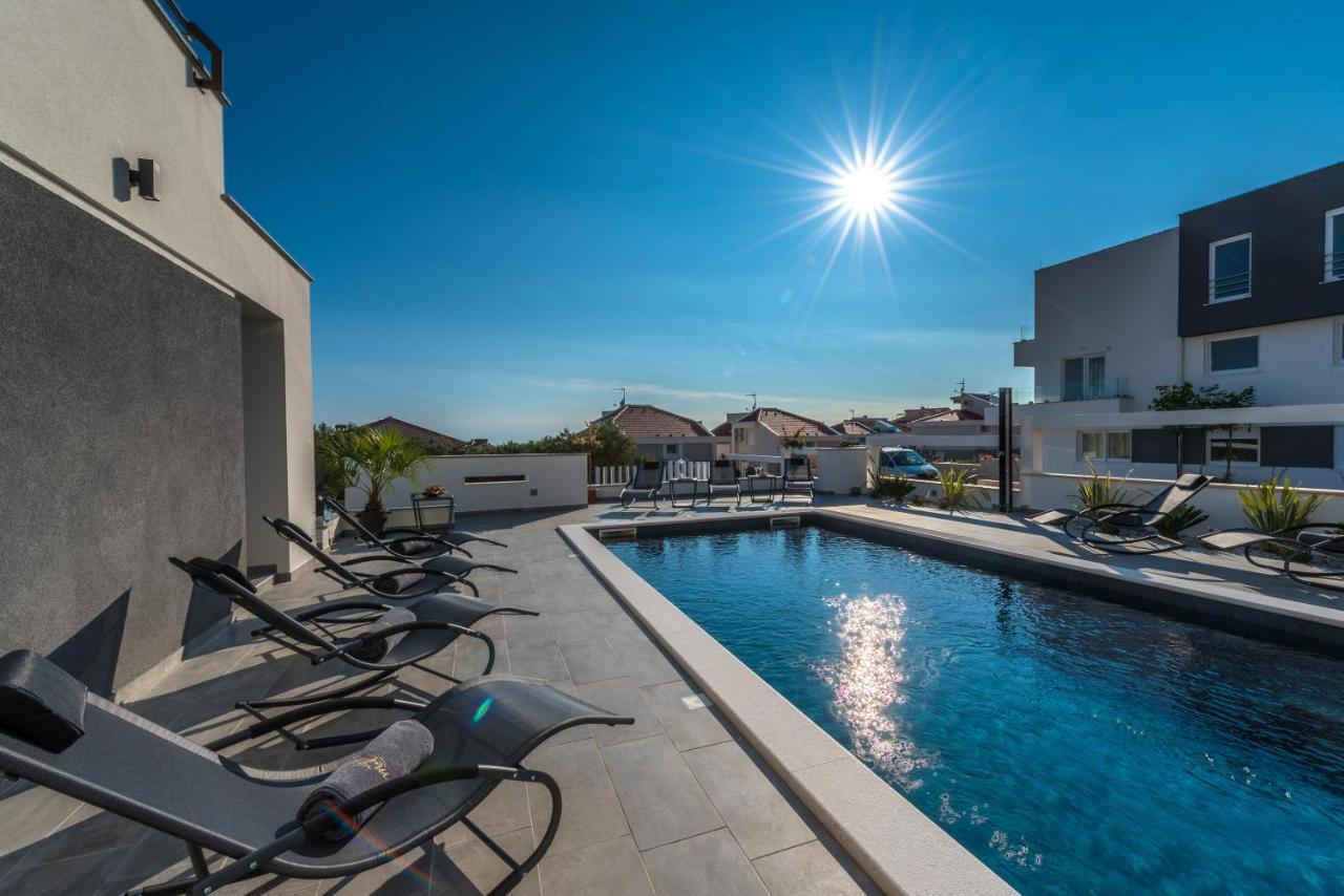 Villa Magnifica Apartments With Pool โนวาลยา ภายนอก รูปภาพ