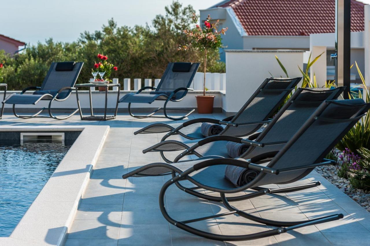 Villa Magnifica Apartments With Pool โนวาลยา ภายนอก รูปภาพ
