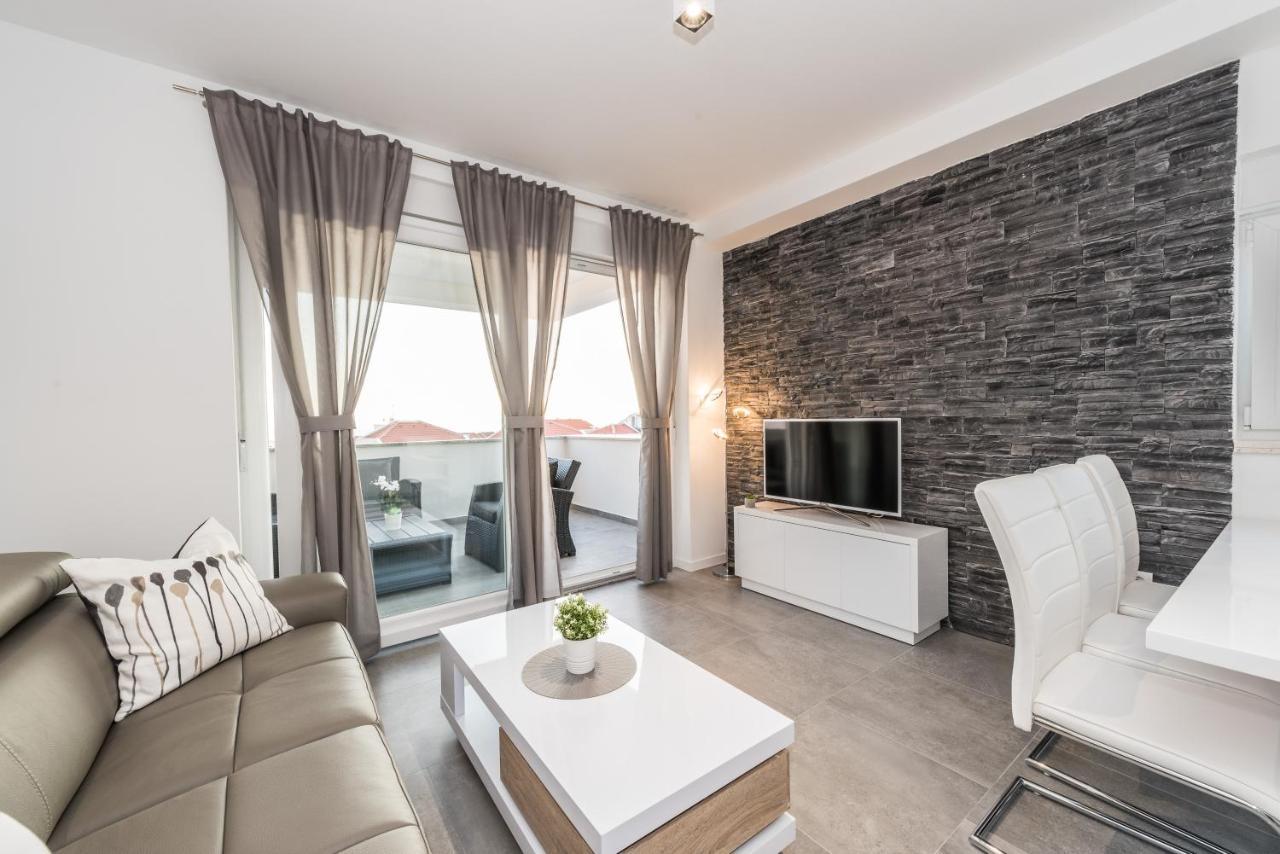 Villa Magnifica Apartments With Pool โนวาลยา ภายนอก รูปภาพ