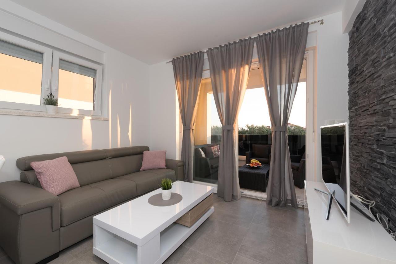 Villa Magnifica Apartments With Pool โนวาลยา ภายนอก รูปภาพ