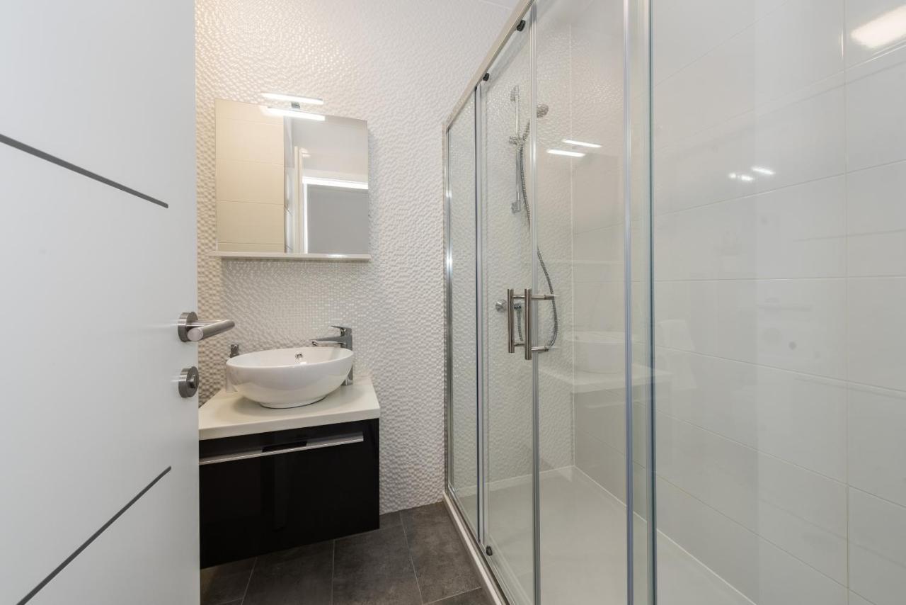Villa Magnifica Apartments With Pool โนวาลยา ภายนอก รูปภาพ