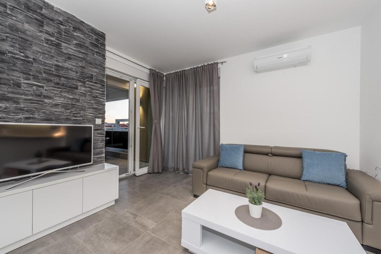Villa Magnifica Apartments With Pool โนวาลยา ภายนอก รูปภาพ