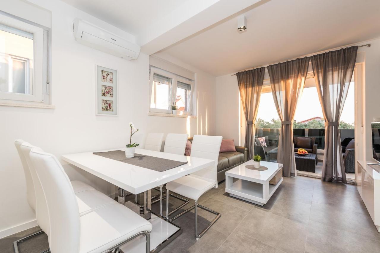 Villa Magnifica Apartments With Pool โนวาลยา ภายนอก รูปภาพ